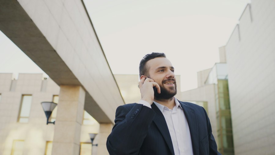 Agente di commercio al telefono con un cliente