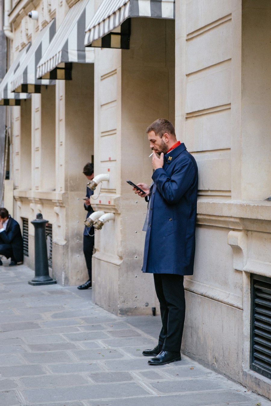 Professionista che consulta Tappa sullo smartphone